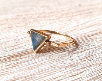 Geometric triangle ring with labradorite, labradorite finger ring, ring with triangle, ring with stone, simple ring with stone, labradorite