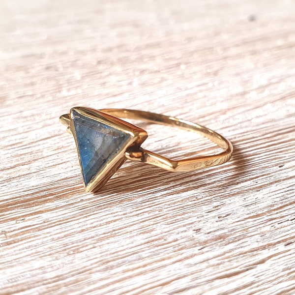 Geometric triangle ring with labradorite, labradorite finger ring, ring with triangle, ring with stone, simple ring with stone, labradorite