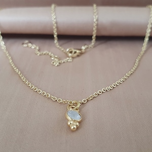 Collier délicat avec pierre de lune, collier en laiton avec pendentif pierre de lune, collier en or avec pierre de lune, collier minimaliste avec pendentif, collier en pierre