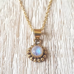 Dainty necklace with moonstone, brass necklace with moonstone pendant, gold necklace with moonstone, minimalist necklace with pendant, stone necklace