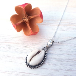 Shell necklace, silver necklace with shell pendant, surfer necklace, shell necklace pendant, silver necklace with pendant, boho necklace silver, cowrie