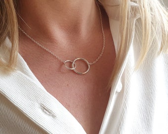Silberne Infinity Kette, Unendlichkeitssysmbol, Kette mit 2 Ringen, Silberne geometrische Kette, minimalsitische Halskette silber, 2 Kreise