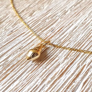 Silver chain gold plated with shell, shell necklace, pendant small golden shell, gold chain with shell pendant, short gold chain
