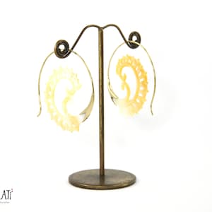 Shell hoop earrings, brass earrings with shell, spiral earrings, shell earrings, shell hoop earrings, spiral earrings, brass earrings