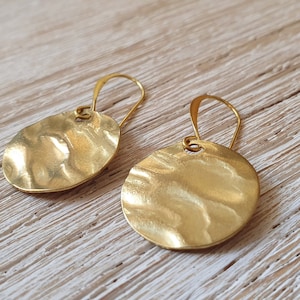 Round earrings, golden hoop earrings with plates, delicate earrings, simple earrings, filigree earrings, earrings with round pendants