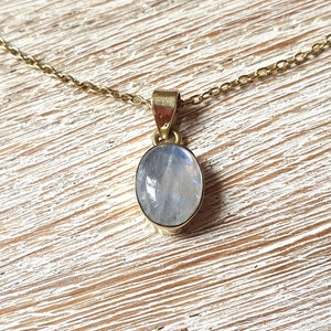 Collier délicat avec pierre de lune, collier en laiton avec pendentif pierre de lune, collier en or avec pierre de lune, collier minimaliste avec pendentif, collier en pierre