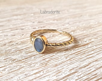 Semplice anello con pietra, anello dorato con pietra preziosa, anello in ottone con labradorite, anello delicato con pietra, anello dorato con pietra di luna