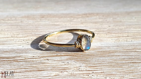 Taylor Three Stone Ring Round