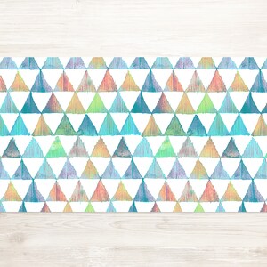 Kleurrijke driehoeken bureaumatten bovenop bureaus, regenboog bureauaccessoires, blauw toetsenbord, geometrisch kantoordecor, laptopblok, verjaardagscadeau