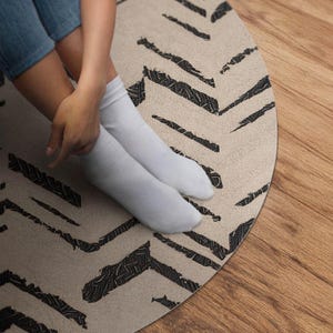 Bandensporen Indiase pijlen visgraatpatroon rond tapijt, abstractie vinylvloeren, beige huisdiervriendelijk tapijt, slaapkamertapijt,