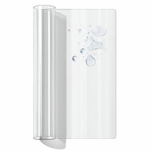 Może przedstawiać: Przezroczysta, zwinięta folia z tworzywa sztucznego o prostokątnym kształcie, częściowo rozwinięta, aby odsłonić płaską powierzchnię. Na płaskiej powierzchni widoczne są krople wody, co sugeruje właściwości ochronne lub wodoodporne. Ogólny wygląd jest czysty i minimalistyczny.