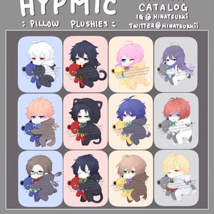Puede incluir: Doce peluches con personajes del anime Hypmic. Cada peluche sostiene un peluche más pequeño. Los peluches están dispuestos en una cuadrícula de cuatro filas y tres columnas. Los peluches son de diferentes colores y tienen diferentes expresiones faciales. El texto "HYPMIC : PILLOW PLUSHIES" está en la parte superior de la imagen. El texto "AX 2019 CATALOG IG @HINATSUkki TWITTER@HINATSUKKII" está en la parte superior derecha de la imagen.