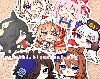 Puede incluir: Una colección de siete pegatinas de estilo anime con varios personajes con peinados, atuendos y accesorios únicos. Las pegatinas muestran una gama de colores, incluyendo negro, rosa, marrón y blanco, con expresiones faciales y poses detalladas. El texto "hinatsukki.bigcartel.com" es visible.