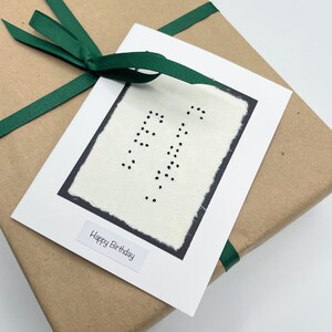 Carte d'anniversaire inspirée du braille cousue avec des nœuds français, vierge à l'intérieur.  Fabriqué sur commande, peut être personnalisé.