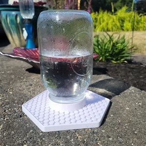 Bee feeder for regular mouth mason jars