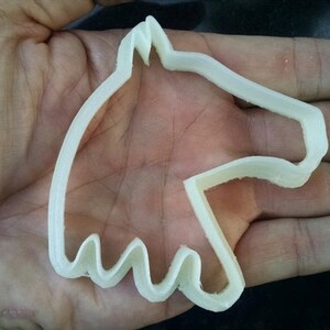 Pode incluir: Cortador de biscoitos de plástico branco em forma de cabeça de cavalo.