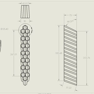 Op de afbeelding: Technische tekening van een zeshoekige honingraatstructuur met afmetingen in centimeters. De tekening toont de structuur van de zijkant en de bovenkant, met details van de individuele zeshoekige cellen. De tekening bevat ook een detailweergave van de structuur op schaal 2:3.