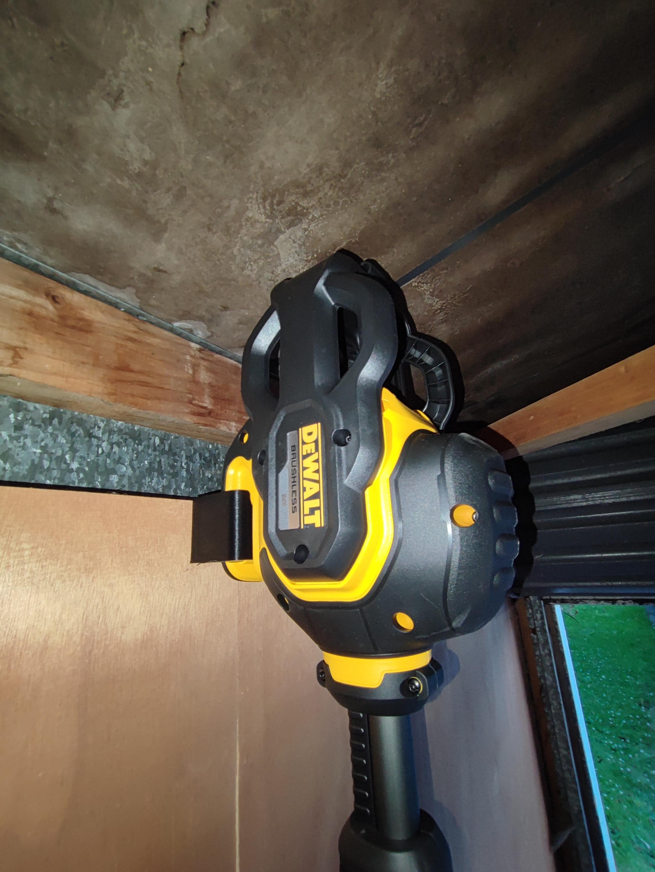 Supporto a parete per decespugliatore Dewalt DCST970B