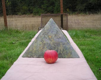 石のピラミッド：大ピラミッドの12インチレプリカ