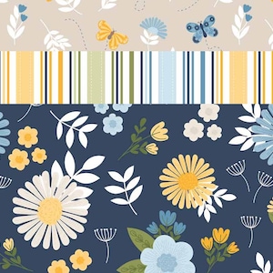 Op de afbeelding: Een textielpatroon met drie afzonderlijke horizontale secties. De bovenste sectie is beige met blauwe vlinders en witte bloemen. De middelste sectie heeft verticale strepen in geel, blauw en groen. De onderkant is donkerblauw met gele en witte bloemen.