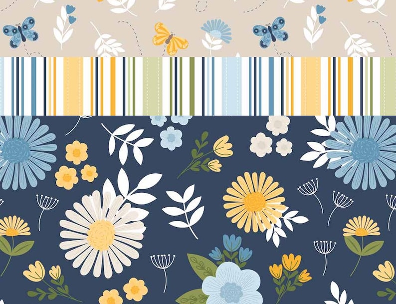 Op de afbeelding: Een textielpatroon met drie afzonderlijke horizontale secties. De bovenste sectie is beige met blauwe vlinders en witte bloemen. De middelste sectie heeft verticale strepen in geel, blauw en groen. De onderkant is donkerblauw met gele en witte bloemen.