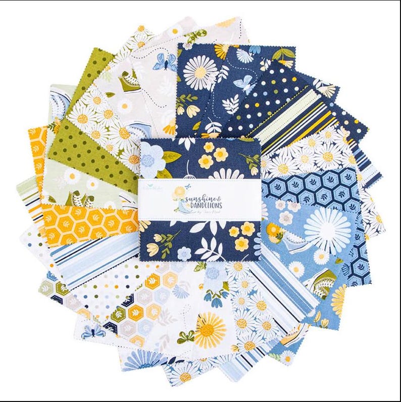 Op de afbeelding: Een stapel vierkante stofstalen gerangschikt in een waaier, met diverse patronen waaronder madeliefjes, honingraten, strepen en vlinders in marineblauw, geel, wit en groen. Een witte papieren band bevat de tekst Sunshine & Dandelions.