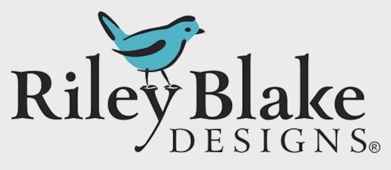 Op de afbeelding: Een logo met een gestileerde lichtblauwe vogel met zwarte omlijningen die op de letter y van de zwarte tekst Riley Blake DESIGNS zit. De vogel heeft een kleine zwarte snavel en zwarte vleugeldetails. Het geregistreerde handelsmerksymbool staat aan het einde.