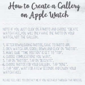 K&ouml;nnte beinhalten: Ein wei&szlig;er Holzmaserungshintergrund mit blauem Text, der erkl&auml;rt, wie man eine Fotogalerie auf einer Apple Watch erstellt. Der Text enth&auml;lt Anweisungen, wie man Fotos in der Foto-App speichert, die Watch-App &ouml;ffnet, nach unten scrollt und auf "Fotos" klickt, sicherstellt, dass "Zeitposition" auf "Oben" eingestellt ist, Komplikationen ausw&auml;hlt, auf "Fotos" tippt, auf "Zuletzt" tippt, Fotos f&uuml;r die Galerie ausw&auml;hlt, auf "Fertig" tippt, auf "Hinzuf&uuml;gen" tippt, einige Sekunden wartet und das Zifferblatt deiner Uhr genie&szlig;t. Der Text enth&auml;lt auch einen Hinweis, dass du, wenn du einfach auf ein Foto klickst und "Zifferblatt erstellen" w&auml;hlst, nur ein Foto auf deiner Uhr hast, nicht die Galerie.