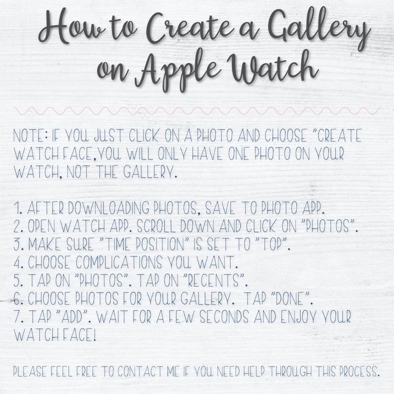 K&ouml;nnte beinhalten: Ein wei&szlig;er Holzmaserungshintergrund mit blauem Text, der erkl&auml;rt, wie man eine Fotogalerie auf einer Apple Watch erstellt. Der Text enth&auml;lt Anweisungen, wie man Fotos in der Foto-App speichert, die Watch-App &ouml;ffnet, nach unten scrollt und auf "Fotos" klickt, sicherstellt, dass "Zeitposition" auf "Oben" eingestellt ist, Komplikationen ausw&auml;hlt, auf "Fotos" tippt, auf "Zuletzt" tippt, Fotos f&uuml;r die Galerie ausw&auml;hlt, auf "Fertig" tippt, auf "Hinzuf&uuml;gen" tippt, einige Sekunden wartet und das Zifferblatt deiner Uhr genie&szlig;t. Der Text enth&auml;lt auch einen Hinweis, dass du, wenn du einfach auf ein Foto klickst und "Zifferblatt erstellen" w&auml;hlst, nur ein Foto auf deiner Uhr hast, nicht die Galerie.
