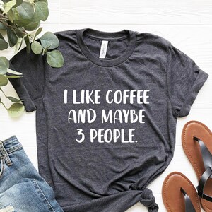 Ich mag Kaffee und vielleicht 3 Personen Shirt, Ich mag Kaffee und vielleicht drei Personen T-Shirt, lustige Kaffee Frauen T-Shirts, Koffein Kaffee Liebhaber Geschenk
