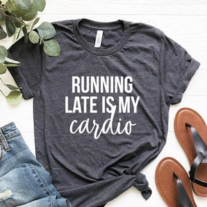 Läuft spät ist mein Cardio-Shirt, Laufshirt für Frauen, lustiges Laufgeschenk, Workout, Läufer-T-Shirt, Muttergeschenke, Fitnessstudio-T-Shirt, Fitness-Humor