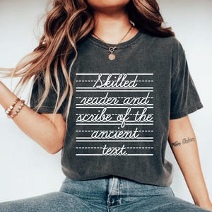 Skilled Reader and Scribe of the Ancient Text Shirt | Funny Cursive Writing T-Shirt | English Teacher Librarian Gift | Sarcastic Humor Shirt
