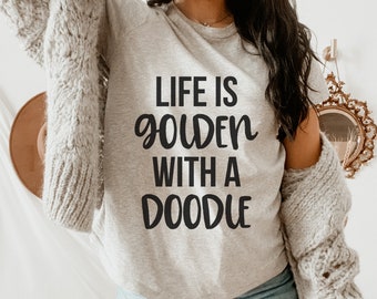 La vita è dorata con una maglietta Doodle, Regali Golden Doodle, Regali Goldendoodle, Mamma Golden Doodle, Regalo per la mamma di un cane Doodle, Maglietta Golden Doodle