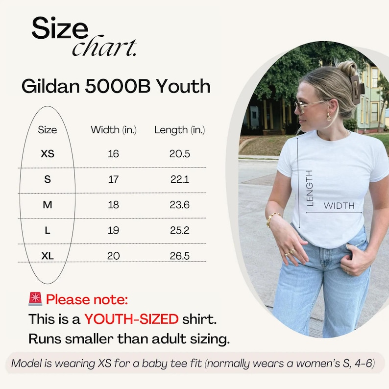 以下が含まれることがあります： Gildan 5000B Youth Tシャツのサイズチャート。チャートはXSからXLまでのサイズを示し、対応する幅と長さはインチで表示されています。ご注意ください：これはYOUTH-SIZEDシャツです。大人のサイズよりも小さくなっています。モデルはXSを着用しており、ベビーTシャツのフィット感です（通常はレディースS、4-6を着用しています）。