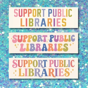 Puede incluir: Tres pegatinas rectangulares con el texto "SUPPORT PUBLIC LIBRARIES" en fuentes coloridas de estilo retro. Las pegatinas están sobre un fondo azul claro brillante. Los colores del texto incluyen rosa, naranja, amarillo, verde y morado.