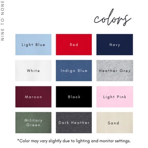 Puede incluir: Una tabla de colores que muestra 12 colores diferentes de tela. Los colores son: azul claro, rojo, azul marino, blanco, azul &iacute;ndigo, gris jaspeado, granate, negro, rosa claro, verde militar, gris oscuro jaspeado y arena.