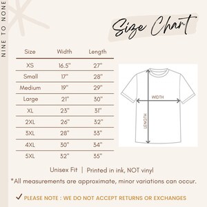 以下が含まれることがあります： 幅と長さの寸法がインチで示されたTシャツのサイズチャート。サイズはXS、S、M、L、XL、2XL、3XL、4XL、5XL。チャートには、幅と長さのラベルが付いたTシャツの図も含まれています。チャートの下には「Unisex Fit | Printed in ink, NOT vinyl」というテキストがあります。テキストの下には「*All measurements are approximate, minor variations can occur.」というテキストがあります。チャートの一番下には「PLEASE NOTE: WE DO NOT ACCEPT RETURNS OR EXCHANGES」というテキストがあります。