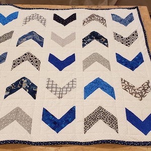 Quilt - Courtepointe originale faite à la main en flèche bleue, grise et blanche