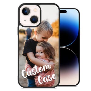 Może przedstawiać: Czarno-białe etui na telefon z fotografią dwójki dzieci obejmujących się. Na etui znajduje się napis "Custom Case" w kursywie. Etui na telefon jest przeznaczone do smartfona.