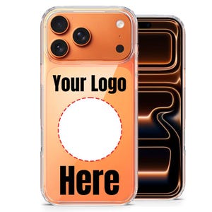 Può includere: Una custodia per telefono trasparente con un pannello posteriore arancione, il testo nero Your Logo Here e un'area circolare bianca centrale delineata da una linea rossa tratteggiata. La custodia presenta aperture per il triplo sistema di fotocamere.