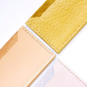 Titolare della carta di credito in pelle. Titolare di biglietti da visita di piccole dimensioni. Portafoglio di carte per donne minimaliste