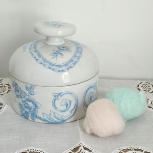 Vintage Paris Porcelain Pot – Blue and White Floral Motifs – 10 cm – Old Paris Style