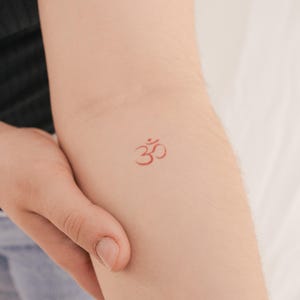 Tatuaggio temporaneo Om con inchiostro rosso (set di 3)