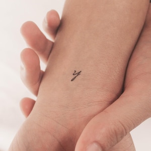 Tatuaggio temporaneo con lettera Y minuscola scritta a mano (set da 3)