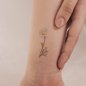 Tatuaggio temporaneo Daisy di Ann Lilya (set di 3)