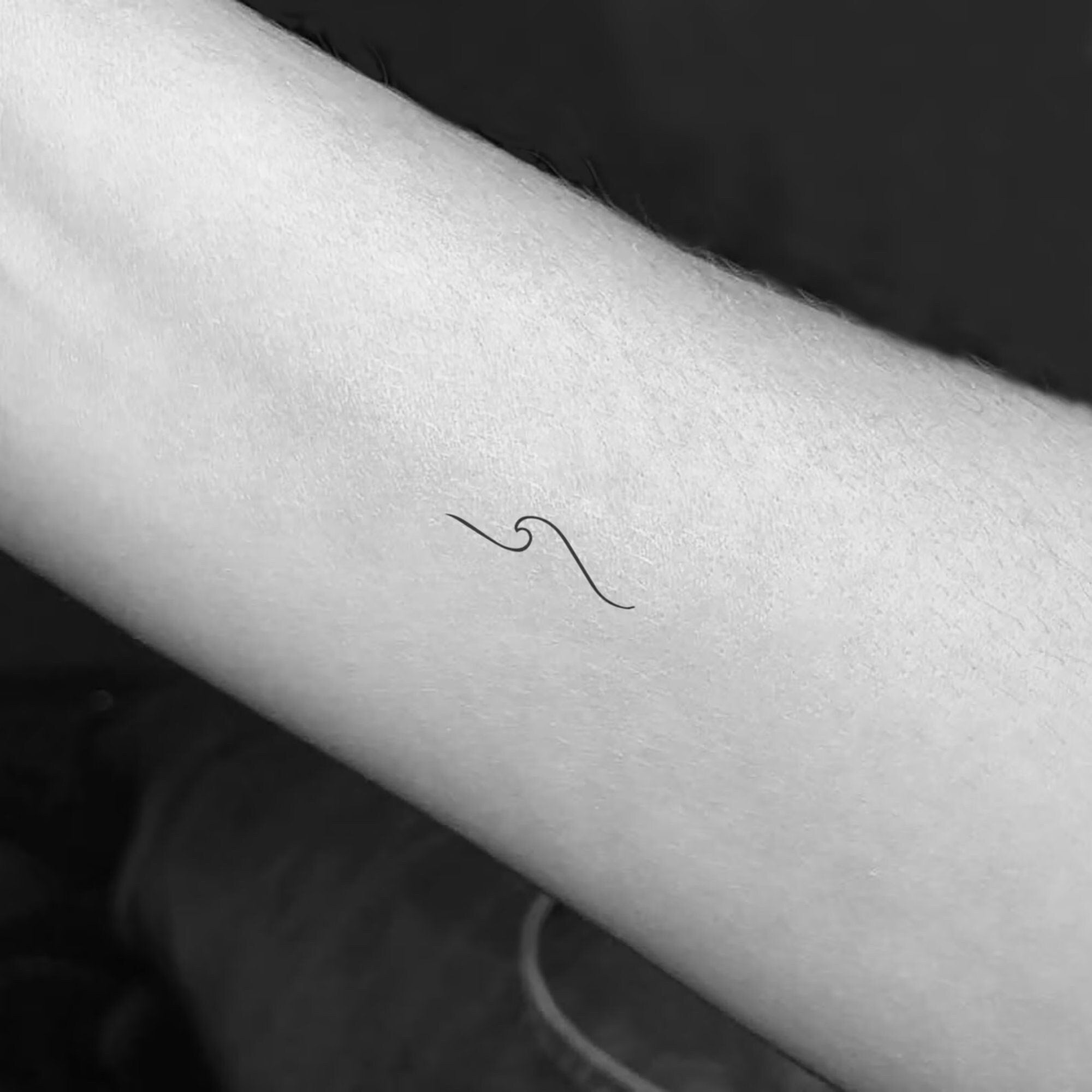 Minimalist Wave Temporary Tattoo (Set of 3) | Waves tattoo, Wave tattoo  design, Simple wave tattoo