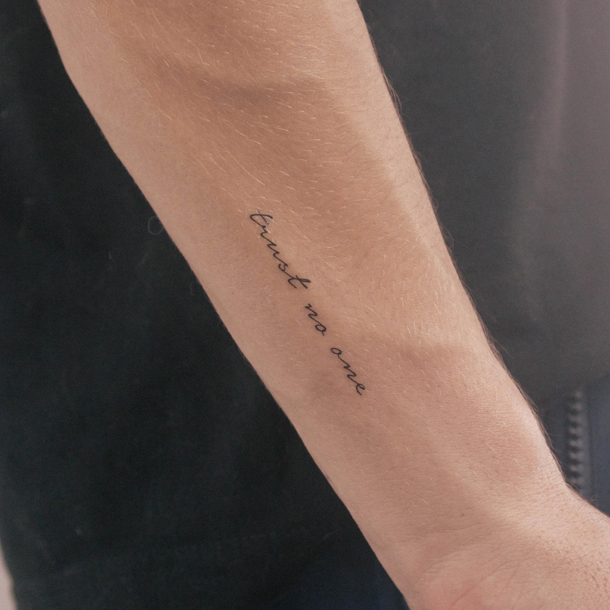 Vertraue niemandem temporäres Tattoo (3er Set)