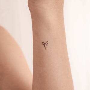 Piccolo tatuaggio temporaneo con fiocco nero (set di 3)