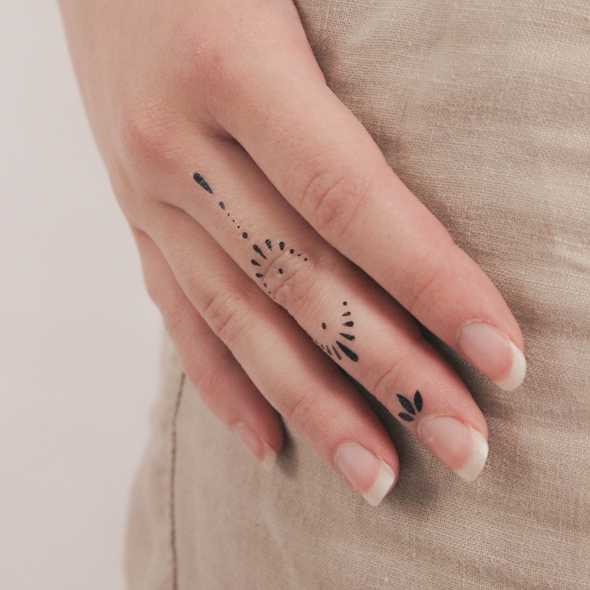 45 Meaningful Tiny Finger Tattoo Ideas Every Woman Eager To Paint! - Page  12 of 45 - Fashionsum | Tatuaje dedos mano, Tatuajes en los dedos,  Diferentes tatuajes