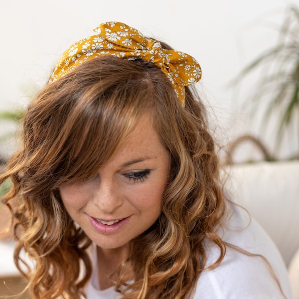 Bandeau avec noeud sur le côté en tissu Liberty - Imprimé Capel G moutarde - Accessoire de coiffure pour femme fait main - Cadeau floral pour elle